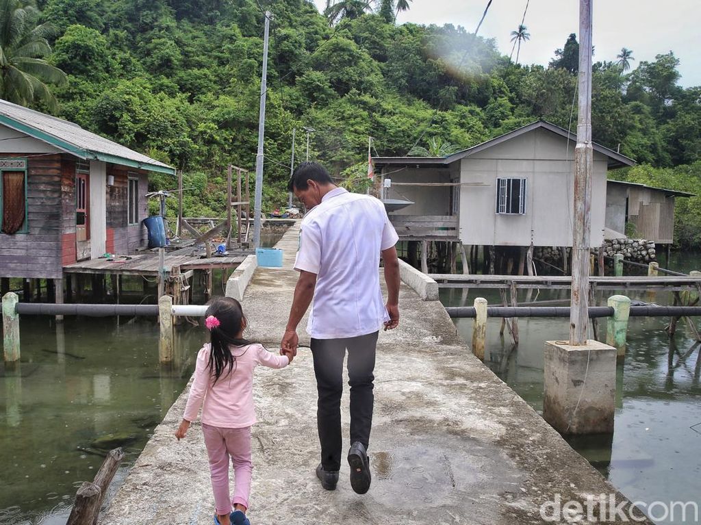 Potret Safar, Guru Sekolah Pulau Terluar RI yang Sudah Mengabdi 12 Tahun Potret Safar, Guru Sekolah Pulau Terluar RI yang Sudah Mengabdi 12 Tahun