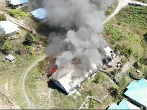 KKB Kembali Berulah di Intan Jaya, Bakar Gedung Olahraga-Serang Aparat