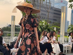 Edward Hubarat Sulap Batik Pekalongan Jadi Koleksi Cruise 2023 yang Elegan