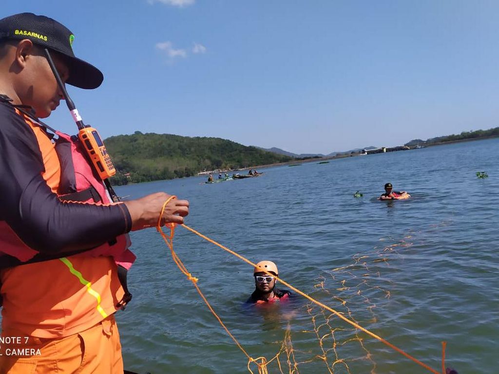 Nelayan Tenggelam di Lombok Ditemukan Meninggal Dunia Nelayan Tenggelam di Lombok Ditemukan Meninggal Dunia
