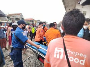 Nekat Terobos Palang Perlintasan, Pria Surabaya Terserempet KA