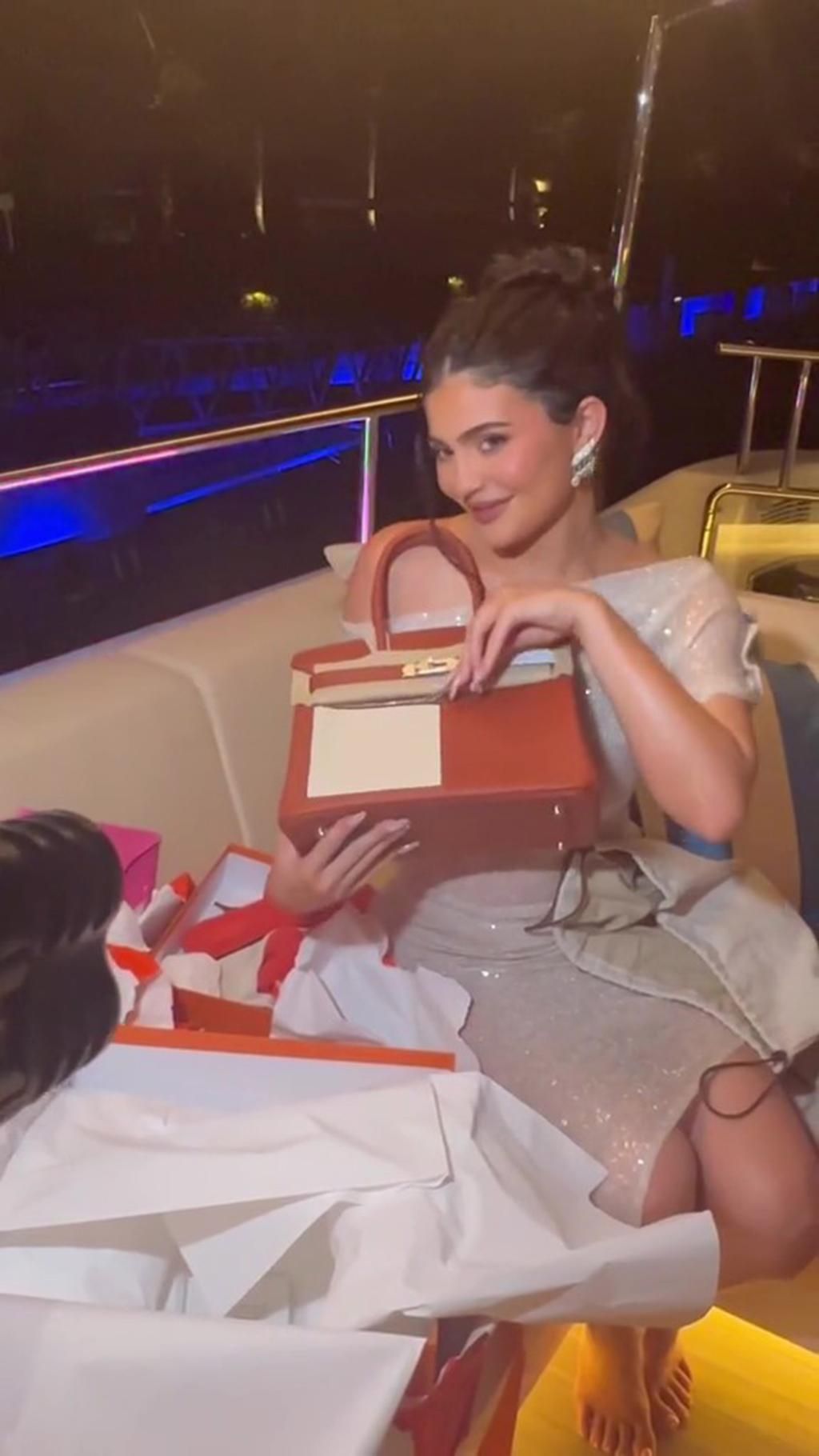 Kylie Jenner dapat kado tas Herms Birkin colormatic