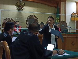 Tangis Eks Bupati Tabanan Bacakan Pledoi: Mohon Bebaskan Saya Tangis Eks Bupati Tabanan Bacakan Pledoi: Mohon Bebaskan Saya