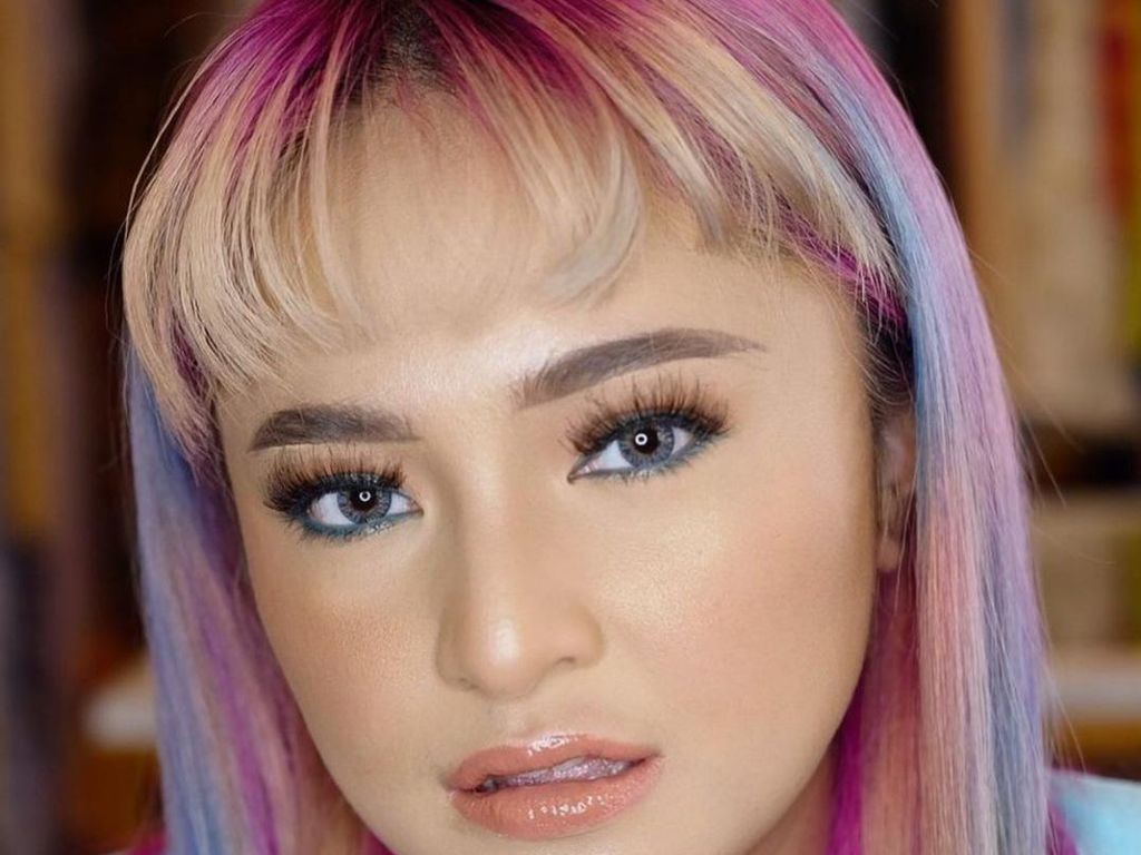 8 Foto Marshanda dengan Rambut Warna-warni, Indah bak Unicorn 8 Foto Marshanda dengan Rambut Warna-warni, Indah bak Unicorn