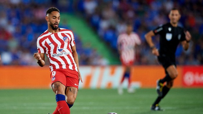 Matheus Cunha Centre-Forward of Atletico de Madrid and Brazil does passed during the La Liga Santander match between Getafe CF and Atletico de Madrid at Coliseum Alfonso Perez on August 15, 2022 in Getafe, Spain. (Photo by Jose Breton/Pics Action/NurPhoto via Getty Images)