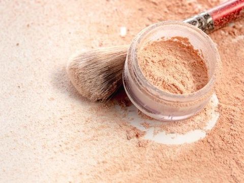Bedak tabur dapat membantu mengontrol minyak berlebih