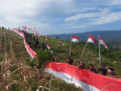 TNI Polri Kibarkan Bendera Merah Putih 77 Meter di Bukit Parepare