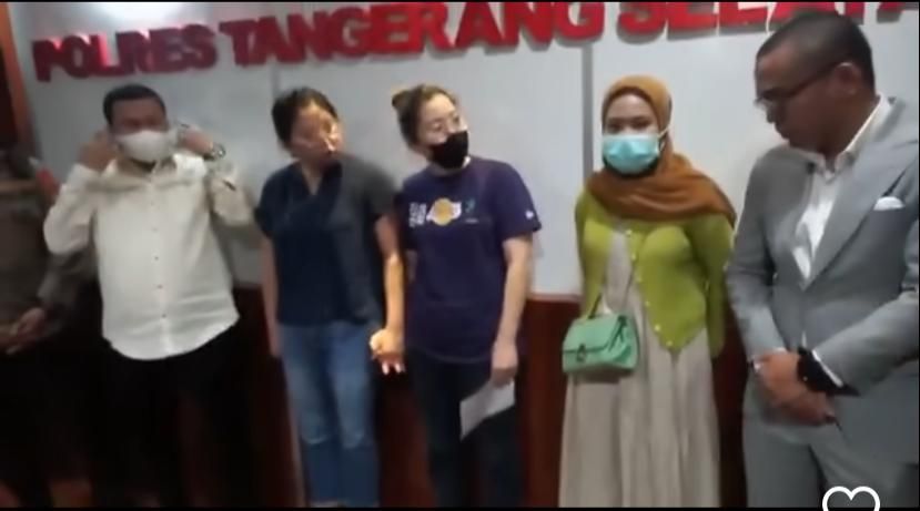 Momen Ibu Pencuri Cokelat di Minimarket Minta Maaf