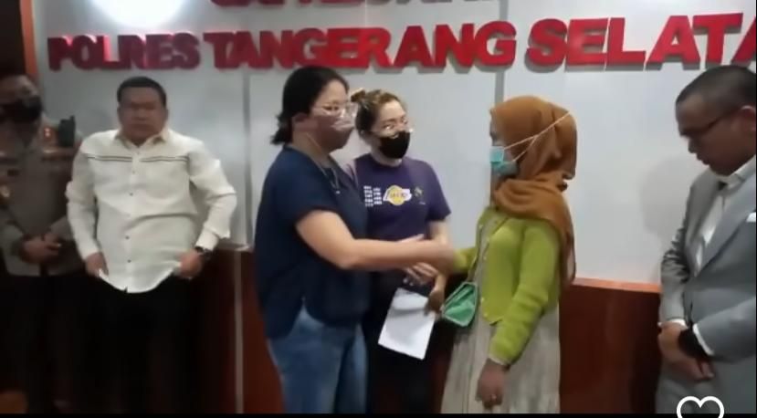 Momen Ibu Pencuri Cokelat di Minimarket Minta Maaf