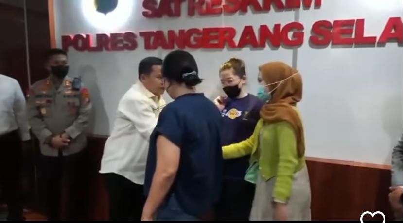 Momen Ibu Pencuri Cokelat di Minimarket Minta Maaf