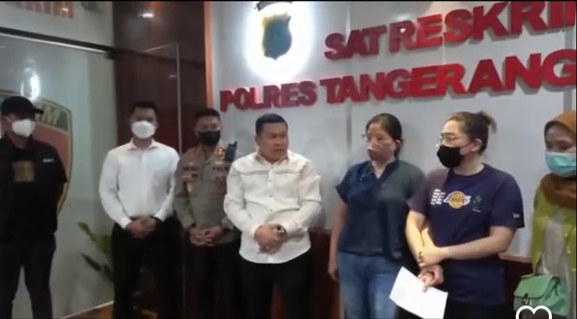 Momen Ibu Pencuri Cokelat di Minimarket Minta Maaf