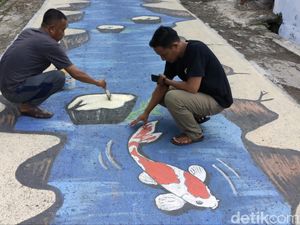 Sambut HUT RI, Warga Tasikmalaya Sulap Jalan Jadi Kolam Ikan Koi