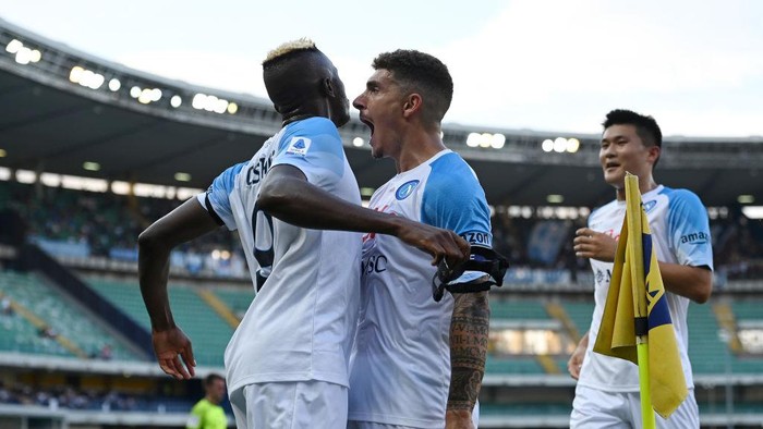 VERONA, ITALY - AUGUST 15: Victor Osimhen of Napoli celebrates with Giovanni Di Lorenzo after scoring their teams second goal during the Serie A match between Hellas Verona and SSC Napoli at Stadio Marcantonio Bentegodi on August 15, 2022 in Verona, . (Photo by Alessandro Sabattini/Getty Images)