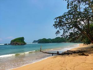 Pesona Pantai Kondang Merak, Airnya Jernih Pasirnya Putih Pesona Pantai Kondang Merak, Airnya Jernih Pasirnya Putih