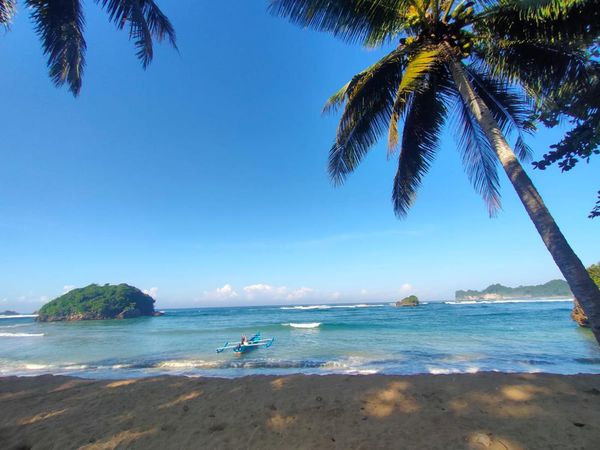 Mengintip Keindahan Pantai Kondang Merak