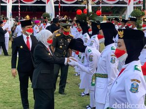 Pesan Gubernur Khofifah Saat Kukuhkan 76 Anggota Paskibraka Jatim 2022