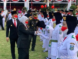 Pesan Gubernur Khofifah Saat Kukuhkan 76 Anggota Paskibraka Jatim 2022