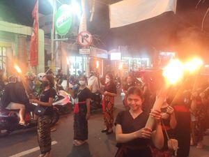 Semarak Pawai Obor di Panjer Menjelang HUT ke-77 RI