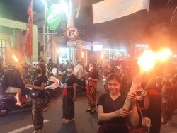 Semarak Pawai Obor di Panjer Menjelang HUT ke-77 RI