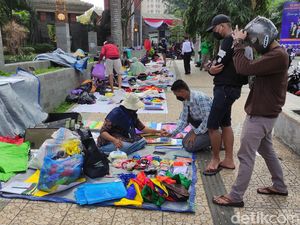 Masa Orientasi Kampus, Pedagang Pernak-Pernik Ospek Bermunculan di Kota Malang Masa Orientasi Kampus, Pedagang Pernak-Pernik Ospek Bermunculan di Kota Malang