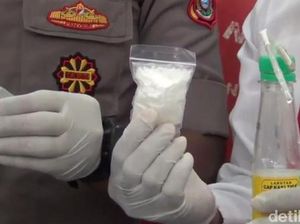 Gerak-gerik Mencurigakan Sopir Wabup Maros Saat Kepergok Cari Pesanan Sabu Gerak-gerik Mencurigakan Sopir Wabup Maros Saat Kepergok Cari Pesanan Sabu