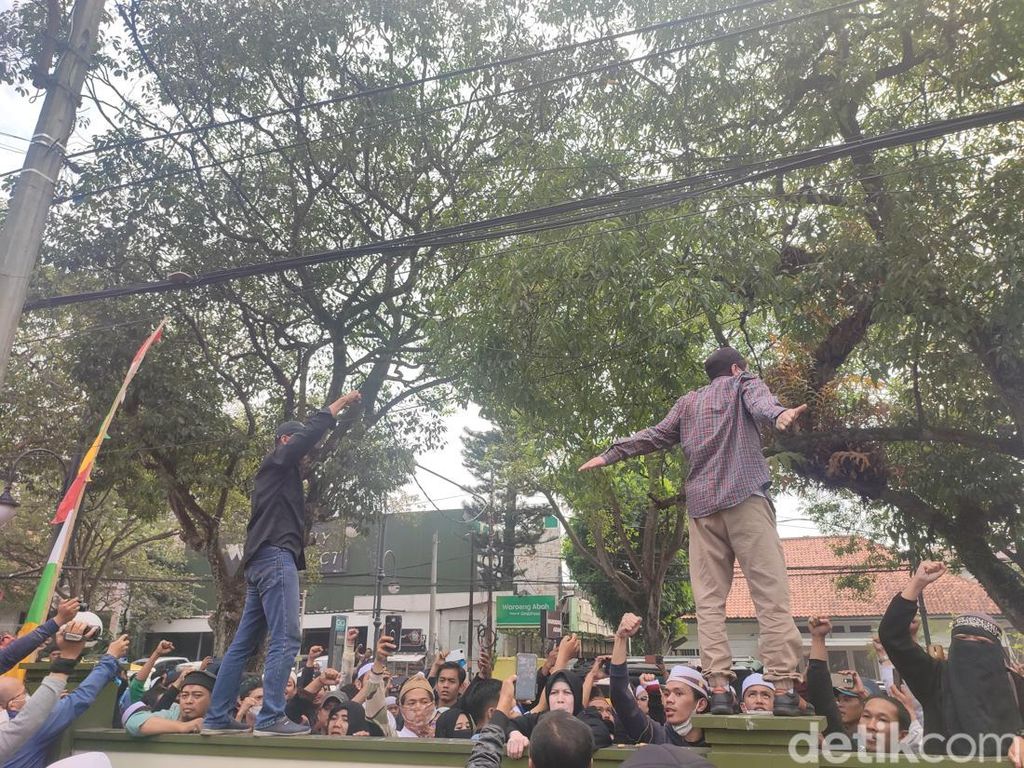 Naik Pagar PN Bandung, Pendukung Minta Habib Bahar Dibebaskan