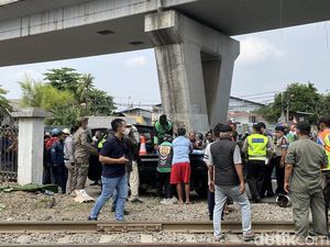 Pengendara Motor Tewas Tertabrak KRL di Perlintasan Pesing Jakarta Barat