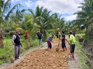 Akses Utama Ponpes, Warga di Pasangkayu Perbaiki Jalan Secara Swadaya