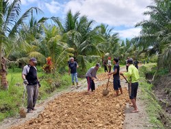 Akses Utama Ponpes, Warga di Pasangkayu Perbaiki Jalan Secara Swadaya