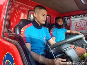 Cerita Petugas PMK Surabaya Dikejar Waktu hingga Berduka Saat Ada Korban