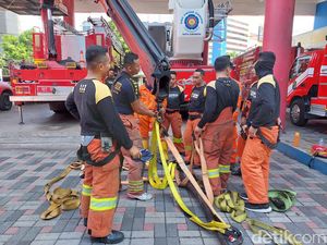 Suka Duka Petugas PMK Surabaya Bekerja di Tengah Risiko Tinggi