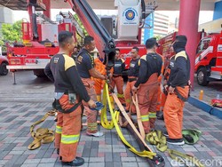 Suka Duka Petugas PMK Surabaya Bekerja di Tengah Risiko Tinggi