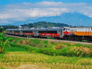 Warna-warni Gerbong Kereta Api Sambut HUT RI ke-77