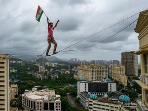Pria India Ini Kibarkan Bendera Saat Meniti Seutas Tali di Ketinggian