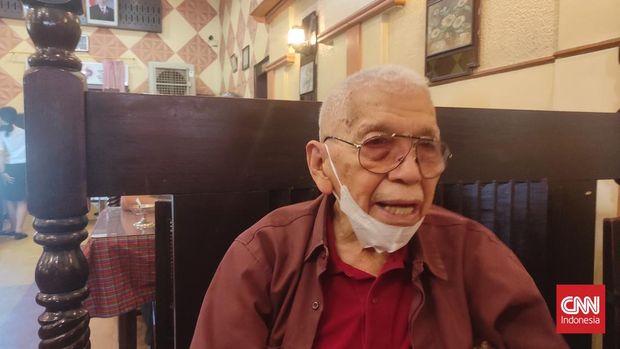 Habib Nasution, salah satu pengunjung langganan Tip Top sejak tahun 1950an
