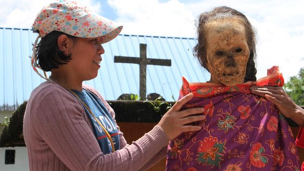 Hanya di Tana Toraja Ada Ritual Ganti Baju Orang Mati, Nih Fotonya