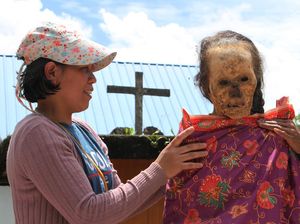 Hanya di Tana Toraja Ada Ritual Ganti Baju Orang Mati, Nih Fotonya