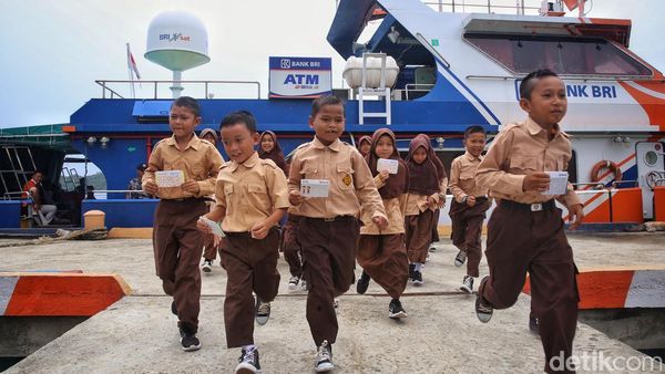 Semangat Anak-anak di Tapal Batas Menabung Untuk Masa Depan