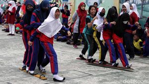 Ekspresi Siswa SD Ikuti Lomba 17-an di Jakut, Ceria Banget