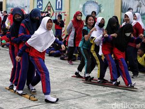 Ekspresi Siswa SD Ikuti Lomba 17-an di Jakut, Ceria Banget