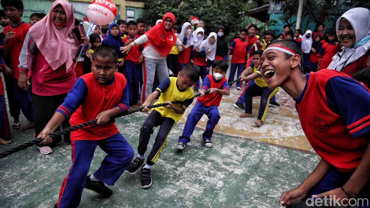 Lomba tarik tambang dalam perayaan Hari Kemerdekaan 17 Agustus. (Foto: Pradita Utama/detikcom)