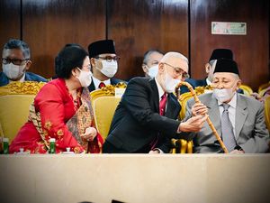 Momen Tongkat Megawati Curi Perhatian Try Sutrisno-Hamzah Haz Momen Tongkat Megawati Curi Perhatian Try Sutrisno-Hamzah Haz