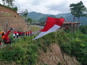 Keren! Duet Srikandi Kibarkan Bendera di Tebing Curam Cisalak Subang Keren! Duet Srikandi Kibarkan Bendera di Tebing Curam Cisalak Subang