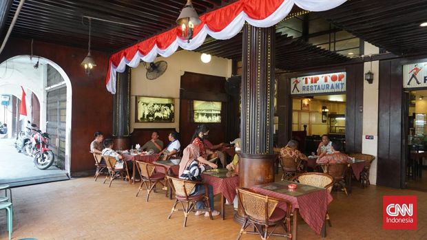 Suasana di Restoran Tip Top, Medan Suasana di Restoran Tip Top, Medan. Restoran ini merupakan salah satu restoran tertua di Indonesia, berdiri sejak 1929 dengan nama Restoran Jangkie. Mulanya restoran Jangkie berada di Jalan Pandu, namun pada 1934 pindah ke Kesawan sekaligus berganti nama menjadi Tip Top.