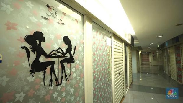 Suasana di The Plaza Semanggi pada Senin, (15/8)