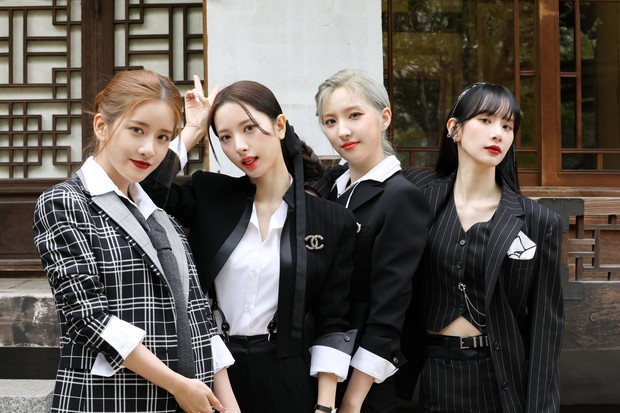 Sub unit WJSN, yaitu WJSN THE BLACK/twitter.com/WJSN_Cosmic WJSN THE BLACK merupakan salah satu sub unit WJSN yang terdiri dari Exy, Seola, Bona, dan Eunseo.