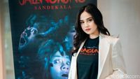 Bibir Merah Merona Syifa Hadju
