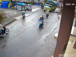 Sopir Truk Ugal-ugalan Senggol Pemotor di Lampung Ngaku Rem Blong