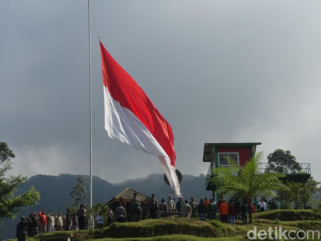 Pengibaran Bendera Merah Putih Raksasa di Bukit Klangon Merapi