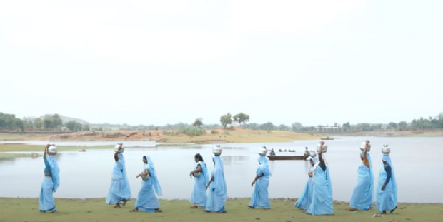 Warga Bunkelkhand kini mudah mendapatkan air bersih/ Foto: Tangkapan Layar YouTube 101 India